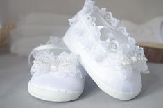 Beautiful baby lace shoes with bow and a little lace bow. Making Process: Baptism shoes are made from comfortable and soft felt, satin and lace. This beautiful pair of dainty baby shoes are finished with a little lace bow. Occasion: Perfect for wedding, christening, baptism, naming ceremony and any other occasion. UNIQUE GIFT IDEA for a new baby. Measurements: Those baptism shoes are available in three baby sizes. Please choose from the options. 9cm sole   0-3m 10cm sole 3-6m 11cm sole  6-9m Please MEASURE your baby's feet before placing your order  Warning: Children must be supervised by parents while wearing those shoes due to small parts! Comes from a pet and smoke free studio. Thank you so much for looking:) Baby Lace, Bow Wedding, Newborn Shoes, Lace Shoes, White Booties, Naming Ceremony, Third Baby, Bow Making, Lace Bows