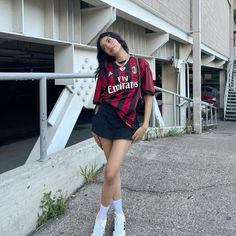 Jersey in bio 🌍 Ac milan girl outfit Womens Soccer Jersey Outfit, Casual Jersey Outfit, How To Style A Sports Jersey, Football Jersy Outfits For Women, Blokecore Women Outfit, Football Looks For Women, Styling Sports Jersey, Soccer Jersey Outfit Women Aesthetic, Outfits With Jerseys Football