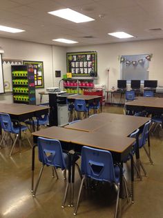 an empty classroom with desks and chairs