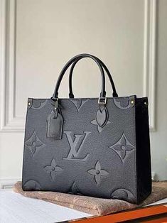 Black Louis Vuitton Bag, Tas Lv, Sac Louis Vuitton, Trendy Purses, Black Louis Vuitton, Girly Bags, Luxury Purses, Fancy Bags