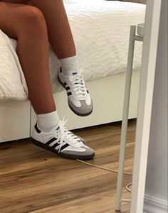 White Addis Shoes Outfit, White Samba Outfits Women, White Addis Shoes, Addidas Shoes Samba Outfit Women, White Adidas Shoes Outfits, Adidas Samba White Outfit, Addidas Shoes Samba, Nike Sambas, White Samba Adidas