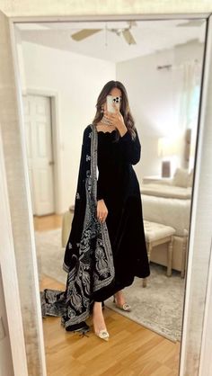 Everyday Pakistani Outfits, Black Dresses Pakistani Style, Casual Traditional Outfits, Black Dress Ideas Pakistani, Simple Traditional Dresses, Elegant Pakistani Dresses, Black Traditional Dress Pakistani, Elegant Traditional Dresses, Pakistani Black Dress Party Wear