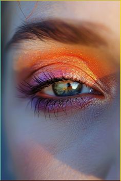 Create a warm and flattering eyeshadow look with sunset-inspired shades of orange, red, and gold. #sunseteyeshadow #beginnermakeup #eyeshadow Orange Summer Makeup, Orange And Gold Eye Makeup, Eyeshadow Ideas For Beginners, Brown And Orange Makeup, Blue Inner Corner Eyeshadow, Sun Makeup Looks, Orange Make Up, Sunset Eyeshadow Looks, Makeup Orange Eyeshadow