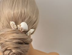 "FREE SHIPPING WORLDWIDE Designed and created in Australia with great care and attention to detail  A set of 3 ocean inspired hair u pins intriguingly handcrafted with natural seashells, clear crystals, freshwater pearls in blush pink, coral peach and cream white and non tarnish premium jewelry gold wire Add a touch of glamorous beach feel with these unique hair accessories for your hairstyle  Ideal for beach weddings, tropical holidays, island fashion, mermaid themed parties or ocean inspired e Bridal Hair Clips, Wedding Ocean, Edgy Bohemian, Sedona Elopement, Girls Halo, Engagement Look, Accessories Beach, Unique Hair Accessories, Premium Jewelry