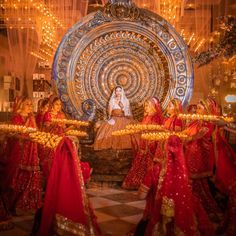 Plan your royal bridal entry just the way this bride planned. Sitting in a big royal chariot with beautiful candles surrounding her. An entry worth remembering! Pc: weddingtulips #indianwedding #wedding #indianbride #bride #lehenga #wittyvows #entryway Royal Rajasthani Wedding Decor, Royal Bride Entry Indian Wedding, Bridal Entry Ideas Indian Royal, Bride Entry Ideas Grand Entrance, Royal Wedding Entry, Royal Bride Entry, Royal Bridal Entry, Bridal Entry Ideas Indian, Royal Indian Wedding Decor