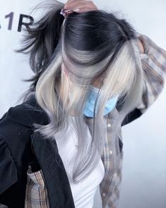 two tone hair color ideas for brunettes Two Tone Hair, Two Toned Hair, Korean Hair Color, White Hair Color, Hair Color Underneath, Peekaboo Hair, Cute Hair Colors, Hair Color Streaks, Dyed Hair Inspiration