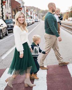 Christmas Card Outfits, Outfit Ideas Stylish, Winter Family Photoshoot, Holiday Photos Outfits, Holiday Family Photos, Family Christmas Pictures Outfits, Christmas Photos Outfits, Photoshoot Dresses, Christmas Pictures Outfits