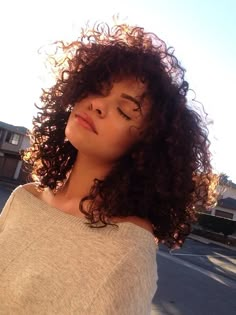 Short Natural Curly Hair, Photographie Portrait Inspiration, Pelo Afro, Bar Interior, Hair Crush, Short Curly Hair, Hair Envy, Curly Girl, Brazilian Hair