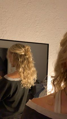 claw clip haistyle Curly Blonde Hair Updo, Claw Clip Photos, Half Up Have Down Claw Clip, Half Up Half Down Claw Clip Bun, Curly Hair Claw Clip, Curly Hair Blonde, Claw Clip Hairstyles, Claw Clip Hairstyle, Clip Hairstyle