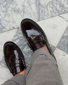 If you're looking for a pair of classy women's shoes, why not invest in a pair of designer loafers that will elevate SO many of your looks? We love these brown Saint Laurent patent leather penny loafers for example – you can't go wrong with them! Famous Pairs, Loafers Men Outfit, Designer Loafers, Fall Winter Trends, Tabi Shoes, Gucci Brand, Chunky Loafers