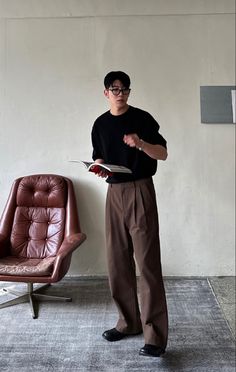 Styling Slacks Streetwear, Presentation Outfit Men, Korean Business Casual Men, Men’s Wide Leg Trousers Outfit, Male Fall Outfits Aesthetic, Pleated Trousers Outfit Men, Trousers Men Outfit, Casual Minimalist Outfit Men, Short Men Outfit Ideas