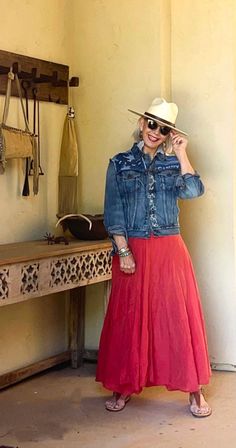 How To Wear A Denim Jacket Over 50 - Outfit Ideas +styling Dressing Boho Over 50, Fashion After 50, Recreate Outfits, Classic Fashion Looks, Cindy Hattersley, Fitted Jean Jacket, Fabulous Style, Travel Clothes, Frilly Dresses