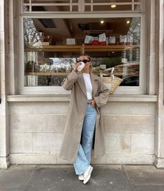 London Autumn Outfit Casual, Beige Plaid Coat Outfit, Melbourne Autumn Outfit, Autumn Outfits Trench Coat, Melbourne Outfits Winter, Winter In Rome Outfits, Long Tan Coat Outfit, Australian Winter Outfits, Amsterdam Outfit Spring