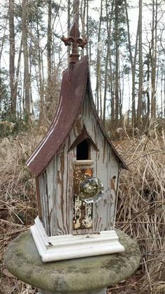 an old birdhouse is sitting in the woods