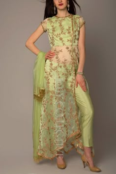 Resort Wear Outfits, Round Kurti, Gowns Dresses Indian Party Wear, Party Wear Evening Gowns, Outfits On A Budget, Gowns Dresses Indian, Wedding Resort, Dresses Pakistani, Suits Style