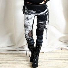 Steampunk Pants, Gothic Pants, Lace Up Leggings, Creative Costumes, Gothic Vintage, Fashion Bottoms, Pants And Leggings, Gothic Punk, Pinterest Fashion