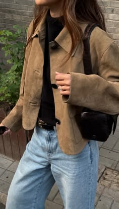 Light Beige Coat Outfit Winter, Light Brown Jacket Outfit Woman, Brown Cropped Blazer Outfit, Light Brown Blazer Outfits For Women, Cropped Suede Jacket Outfit, Crop Coat Outfit, Light Brown Jacket Outfit, Brown Suede Jacket Outfit, Beige Jacket Outfit