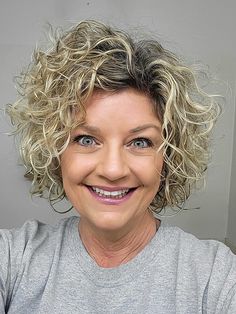 Loose Perm Short Hair, Crazy Curly Hair, Curly Blonde Hair, Curly Hair Trends, Curly Pixie Hairstyles, Grey Curly Hair, Curly Hair Care Routine, Curly Hair Photos