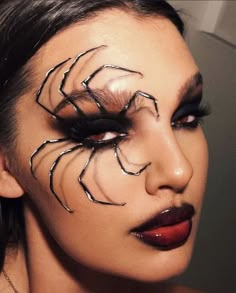 Halloween is the perfect opportunity to unleash your creativity and experiment with beautiful and cute makeup looks. Spider Make Up, Simple Halloween Looks, Hot Halloween Makeup, Spider Makeup Halloween, Spider Outfit, Spiderman Makeup, Halloween Glam