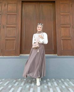 Hijabi Style Outfits, Muslim Girl Outfits, Modest Girly Outfits, Fesyen Islam, Hijab Fashion Summer, Simple Outfits For School, Blouse Casual Fashion, Girly Girl Outfits, Hijab Trends