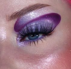 Eye makeup/ eye shadow looks/ violet/purple/lavender Purple 60s Makeup, Purple Creative Makeup, Purple Y2k Makeup, Swirly Eye Makeup, Drag Show Makeup, Swirl Eye Makeup, Purple Star Makeup, Purple Highlighter Makeup, Eyeshadow Inspo Creative