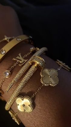 Black Women Jewelry Aesthetic, Expensive Brands Aesthetic, Jewelry Inspo Aesthetic, Gold Jewelry Stack, Tiffany Bracelet Stack, Bijoux Aesthetic, Gold Aesthetic Jewelry, Expensive Aesthetic, Gold Jewellery Aesthetic