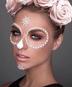 Beautiful Halloween Makeup, Halloween Makeup Sugar Skull, Fantasy Make-up, Make Carnaval, Halloween Make-up Looks, Tutorial Eyeliner, Dead Makeup, Halloween Contact Lenses