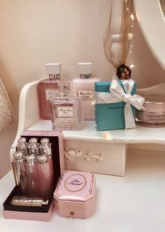 Makeup Vanity Fancy, Gabi Demartino Aesthetic, My Makeup Vanity, Gabi Demartino, Dior Girl, Fancy Makeup, Room Goals, Pretty Room, Dreamy Room