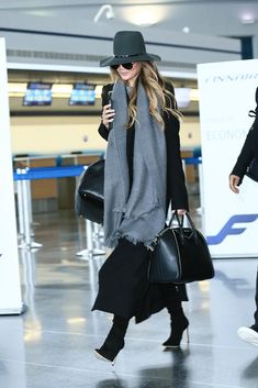 25 Airport Fashion Outfits to Travel in Style - Christobel Travel Chrissy Teigen Style, Airport Outfit Winter, Stylish Travel Outfit, Celebrity Airport Outfit, Outfit Travel, Quoi Porter