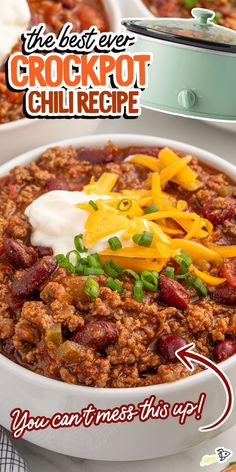 A steaming bowl of slow-cooked chili topped with shredded cheese, sour cream, and fresh cilantro, served with cornbread on the side. Beef Chili Crockpot, Crockpot Chili Recipe, Easy Chili Recipe Crockpot, Slow Cooker Beef Recipes, Instant Pot Freezer, Ground Beef Chili, Recipe Ideas Dessert, Slow Cooker Chili Recipe, Beef Chili Recipe