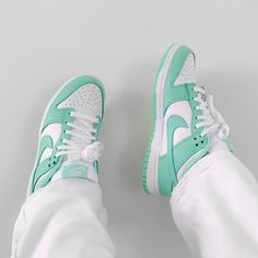 Dunk Low WMNS "Green Glow" Jordan Verde, Aesthetic Jordans, Jordan Aesthetic, Shoe Storage Hacks, Shoes Aesthetic, Tennis Life, Trendy Shoes Sneakers, Preppy Shoes, Baskets Nike