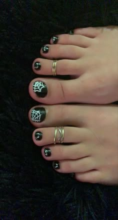 Halloween Toes Nails Design Easy, Halloween Nails Pedicure, Simple Halloween Toe Nails, Halloween Toenails Simple, Toe Nail Designs For Halloween, Witchy Pedicure, Cute Toenail Designs For Fall, Easy Halloween Toenails, Cute Halloween Toe Nails