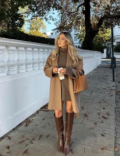 Step into style with these chic brown boots outfits! From casual to classy, discover endless fashion inspiration for every occasion. Elevate your fall and winter wardrobe with the perfect pair of tall, knee high brown boots. Winter Outfits Christmas Markets, Brown Boots Outfit, Outfits Formal, Stile Blair Waldorf, Lawyer Fashion, Looks Pinterest, Trench Coat Outfit, Outfit Chic