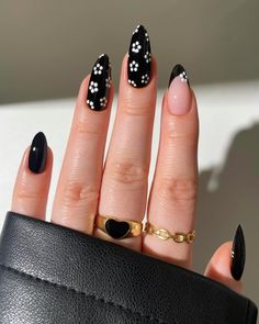 One Design Nail Ideas, Polygel Nails Black, Nail Designs On Black Nails, Black And White Nails Inspiration, Black Summer Nails Designs, Black And White Floral Nails, Black Nails With White Flowers, Black And White Nail Art Designs, Summer Nude Nail Designs