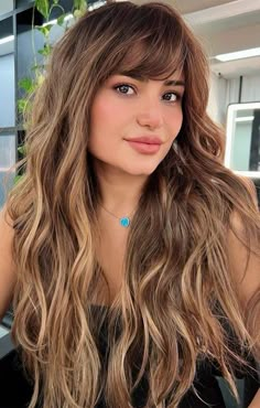 Balayage Hair Brunette With Bangs, Light Brown Balayage With Bangs, Honey Brown Hair Ombre, Light Brown Hair With Highlights And Bangs, Brown Balayage Hair With Bangs, Brown To Blonde Balayage With Bangs, Honey Blonde Balayage With Bangs, Summer Hair With Bangs, Brown Balayage Bangs