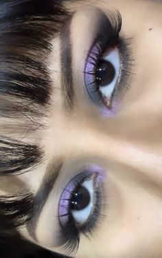 Makeup Ideas For Events, 90s Purple Makeup, Sharp Eyeshadow Looks, Y2k Purple Eyeshadow, Cool Simple Eye Makeup, Easy Makeup Ideas Aesthetic, Dark Purple Quince Makeup, 2k Makeup Look, 2000s Eyeshadow Looks