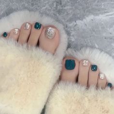 Glitter Toe Nails, Simple Toe Nails, Press On Toenails, Fingernails Painted, Feet Nail Design, Pedicure Designs Toenails, Fake Toenails, Gel Toe Nails, Toe Nail Color