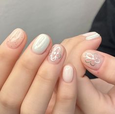 Cr.nail_friendlyyy #flower #minimal Flower Minimal, Nails Tay, Mini Cakes Birthday, Star Nails