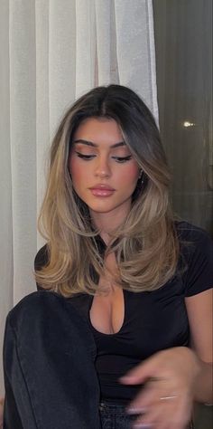 Blonde Hair With Roots, Rambut Brunette, Honey Brown Hair, Brunette Hair With Highlights, Dark Roots Blonde Hair, Hairstyles For Layered Hair, Brown Hair Balayage