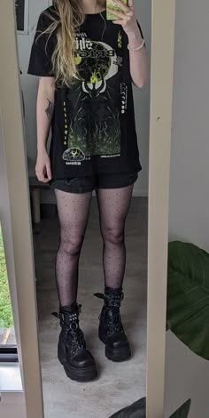 Emo Concert Outfit Plus Size, Shorts With Tights Plus Size, Outfit Hot Weather, Feminine Outfits Casual, Horror Embroidery, Botas Outfit, Elder Emo Fashion, Plus Size Alt, Summer Fashion Shorts