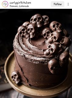 there is a chocolate cake with skulls on it and the words below it are in spanish