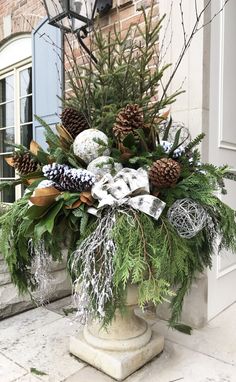 Winter Porch Pots, Outdoor Planter Ideas, Plant Decor Ideas, Porch Pots, Christmas Urns, Wishlist Christmas, Outside Christmas Decorations