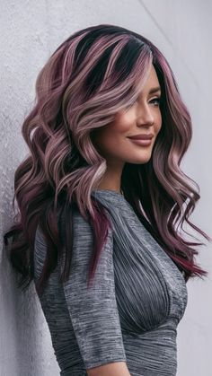 This hairstyle blends deep burgundy waves with delicate pink highlights for a romantic and playful effect. The soft transition between shades adds dimension, creating a modern and feminine look. Ideal for those experimenting with reddish hues. Raspberry Balayage, Rose Gold Brunette, Chocolate Rose Gold Hair, Deep Pink Hair, Mauve Highlights, Soft Pink Highlights, Burgundy Hair Color Ideas, Brown And Black Hair, Cool Cuts