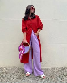 Peças coloridas - Pegue a dica para não errar mais - Estilo Rachel Green, Color Combos Outfit, Color Blocking Outfits, Color Combinations For Clothes, Purple Outfits, 2023 Fashion, Red Outfit, Outfit Combinations, World Of Color