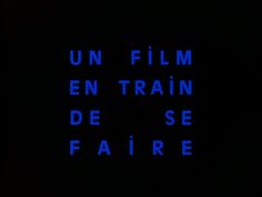 a blue neon sign that says un film en train de se fairre in french