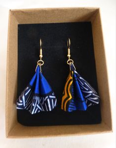 Fan-shaped wax fabric earrings. Very light and colorful, they will put a nice touch of originality to your outfit! Fabric Scrap Earrings, Fabric Earrings Diy, Fabric Earrings Handmade, African Earrings Handmade Fabrics, Fabric Earring, African Earing, Ankara Accessories, Aftican Earrings, Ankara Earrings