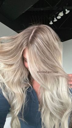 Natural Icy Blonde Balayage, Shadow Root Fall Hair, Root Shadow Hair Blonde, Blonde Trends Fall 2024, Blonde Hair Tip Out, Buttery Blonde With Shadow Root, Natural Bright Blonde Balayage, Platinum Blonde Hair To Dark Blonde, Honey Blonde Blended Root