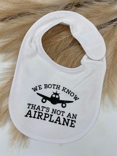 Are you looking for the perfect gift that will make everyone laugh. White Bib  Velcro closure  This Bib funny saying is  We Both know that's not an airplane  Size - Fits most babies 0-12 months front cotton  back cotton / polyester Cricut Bibs, Cricket Joy Projects Craft Ideas, Cricket Joy, Funny Bibs, Funny Baby Bibs, Personalized Baby Bibs, Nappy Cakes, Shower Diy