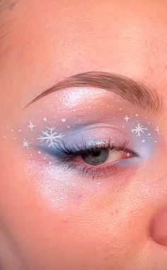 Christmas Eyeshadow Simple, Fun Winter Makeup, Snow Inspired Makeup, Frost Makeup Look, Sugar Plum Makeup, Winter Eye Makeup Looks, Icy Eyeshadow Looks, White Shimmer Eyeshadow, Snow Princess Makeup