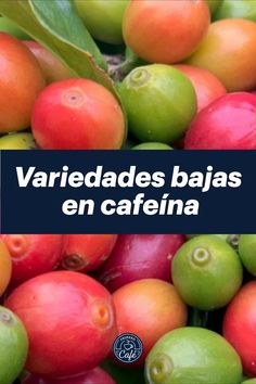 the words variedes bajas en cafeina are in front of a pile of fruit